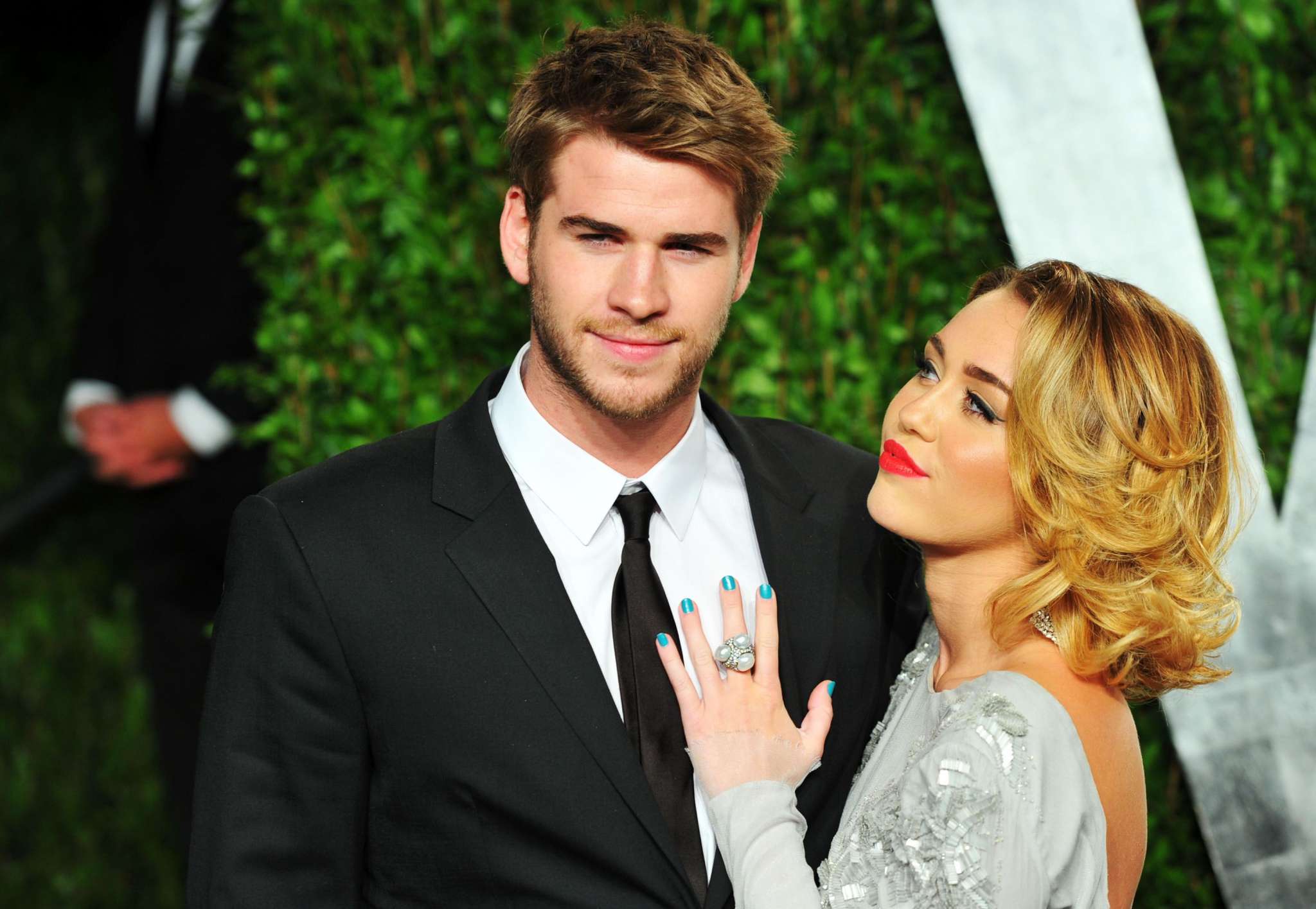 Miley Cyrus Confirms Marriage With Liam Hemsworth – Shares Stunning Wedding Pics ...