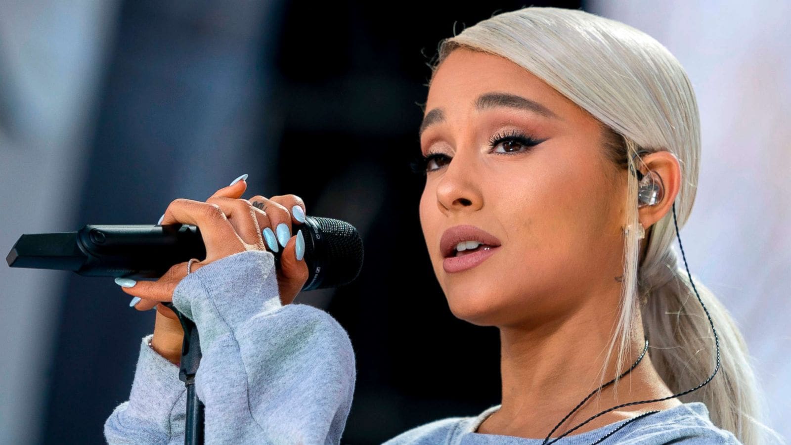 Ariana Grande Shows Off Her Natural Short Curly Hair And Fans Gush Over Her Cuteness ...