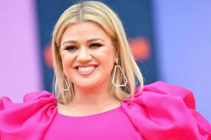 Kelly Clarkson Shares Which Of Her 4 Kids Want To Be Famous!