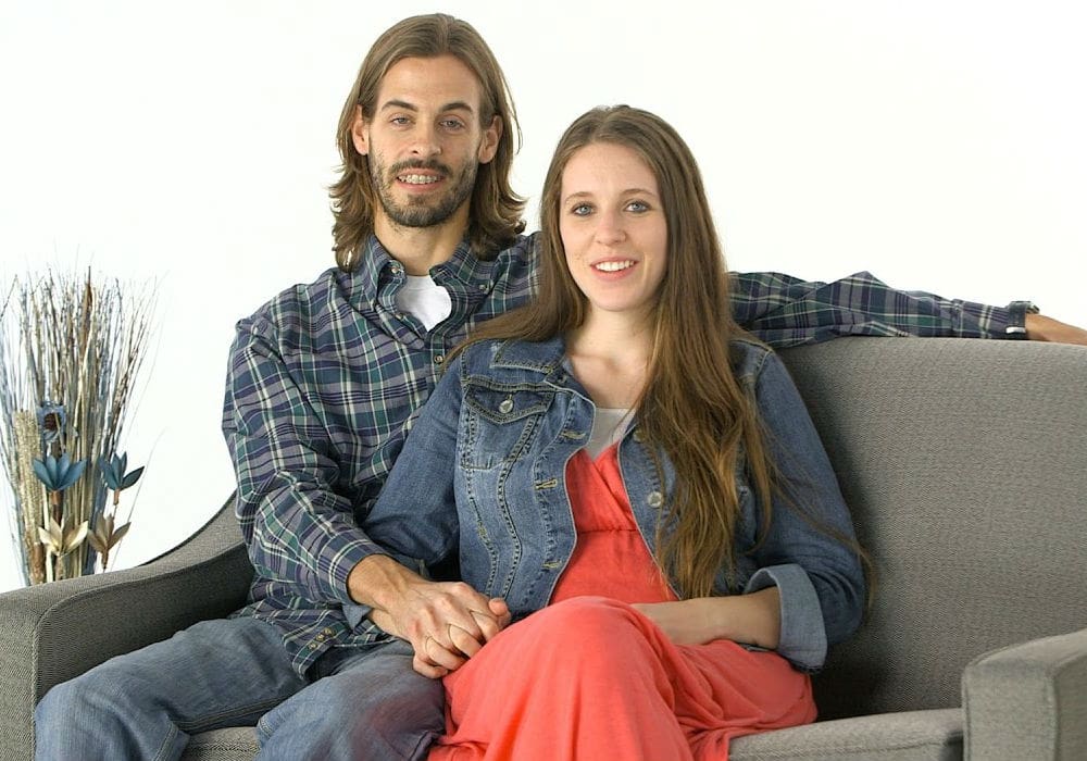 ”counting-on-fans-are-sure-jill-duggar-is-hiding-a-baby-bump-in-the-latest-family-photos”