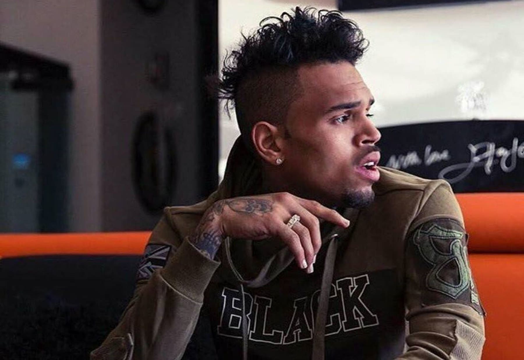 Chris Brown shows his new hairstyle  News Ghana