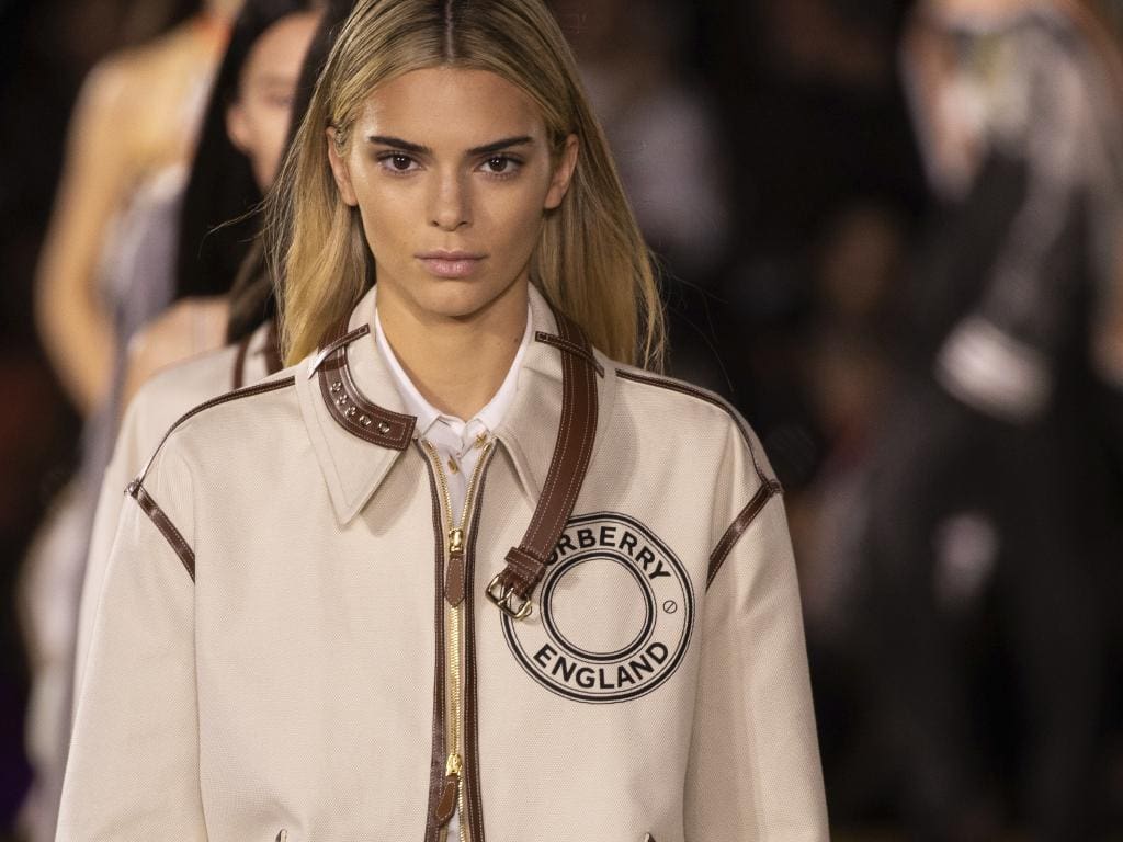Kuwk Kendall Jenner Looks Stunning With Blonde Hair On The Runway