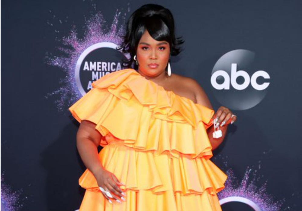 Lizzo's Tiny Purse At The AMAs Won The Red Carpet & Fans Can't Stop Talking About It