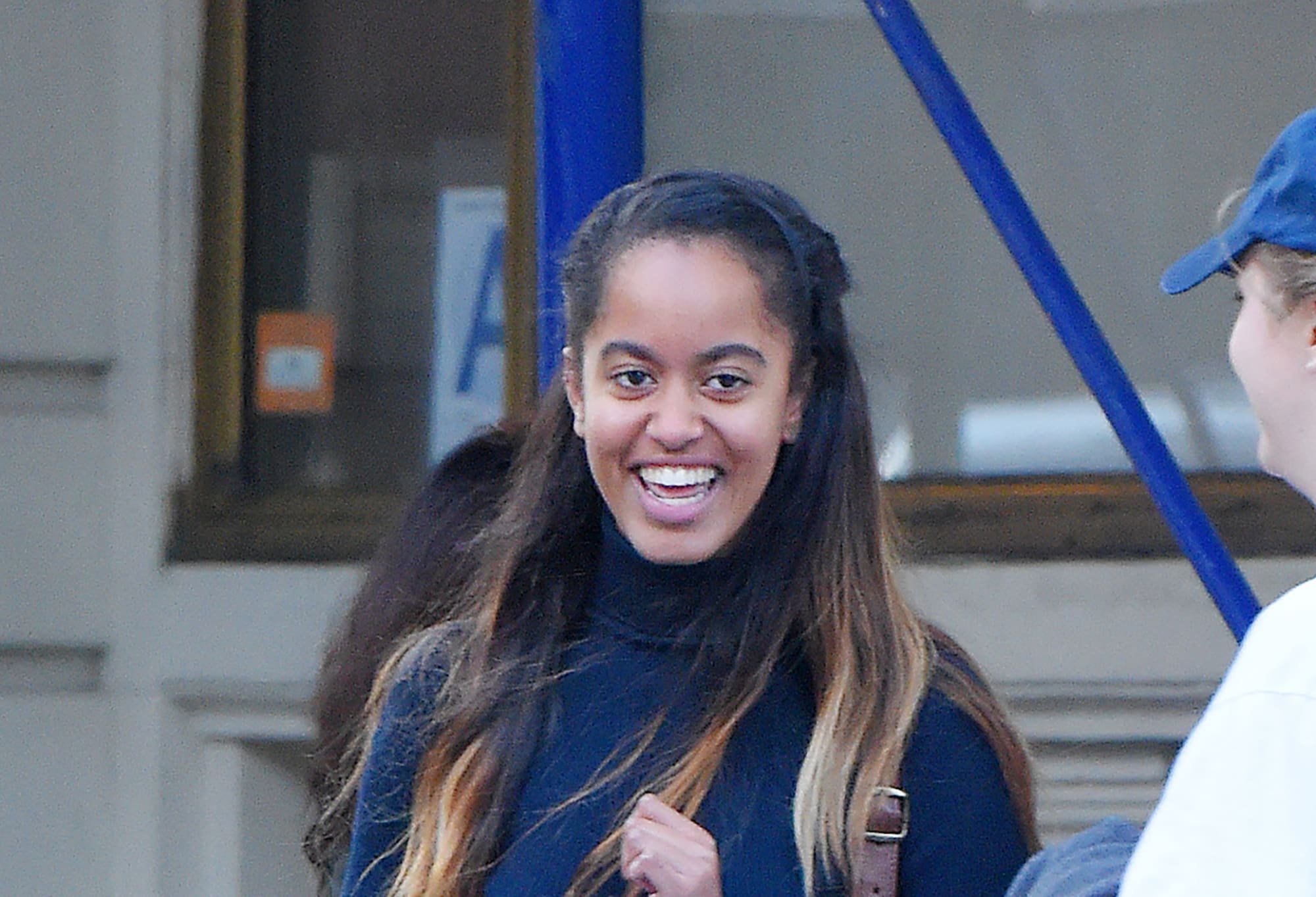 Malia Obama Pictured Handing Out Meals On Thanksgiving And She Looks ...