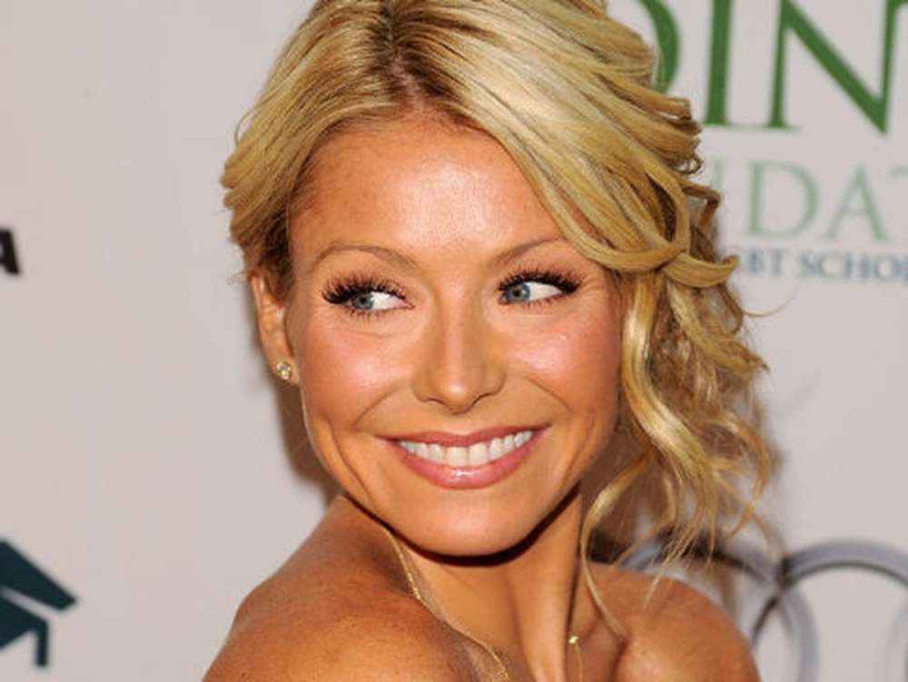 ”kelly-ripa-offers-to-be-blake-livelys-surrogate-for-blake-and-ryans-4th-baby”