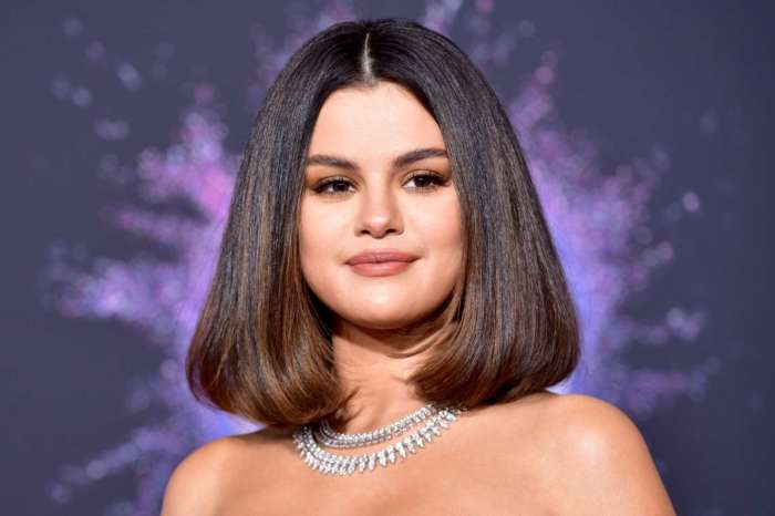 Selena Gomez Stung By A Jellyfish-Like Sea Creature During Hawaii Vacation