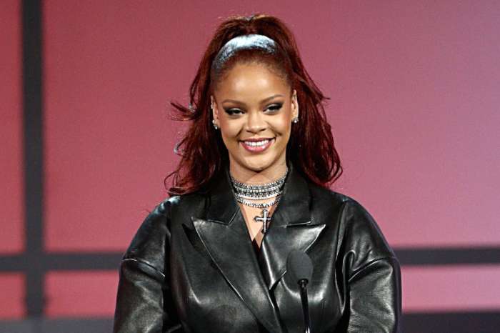 Rihanna Fan Asks To Pop Her Pimple After Seeing No-Makeup Selfie - Check Out Her Hilarious Response!