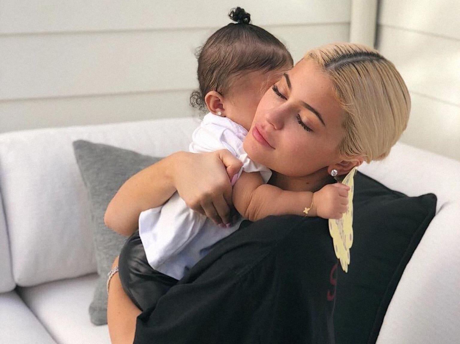 Kuwk Kylie Jenner Gets Told Off By Daughter Stormi For Not Being Quiet During Frozen 2 Viewing 