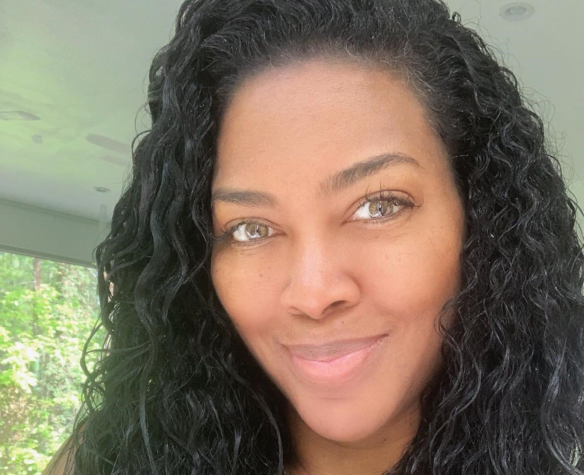 Kenya Moore Looks Hot And Happy One Her Way To Buy Some Groceries - Check Out Her Completely Bare Face In The Video