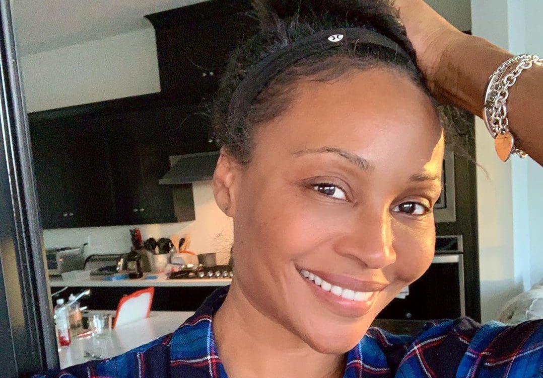 Cynthia Bailey Flaunts Her Bare Face In The Backyard, But Fans' Eyes Stare At Something Else