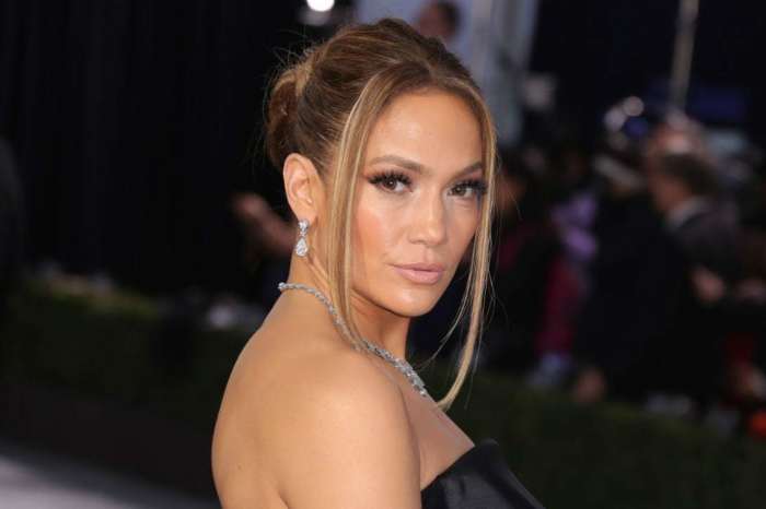 Jennifer Lopez Finally Reveals Who That Mystery Man In The Background Of Her Gym Selfie Was!