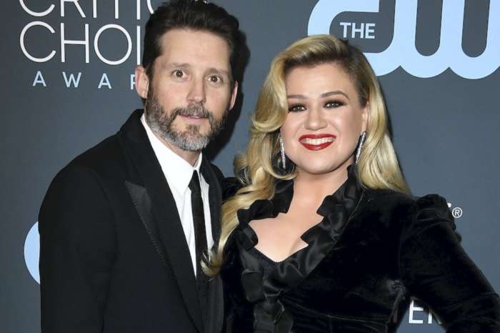 Kelly Clarkson Spotted Sans Wedding Ring For The First Time After Filing For Divorce From Brandon Blackstock