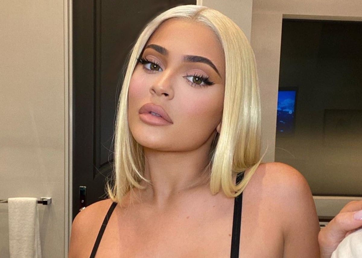 Kylie Jenner Ditches Her Top And Poses In Bra With Bleached Blonde Hair