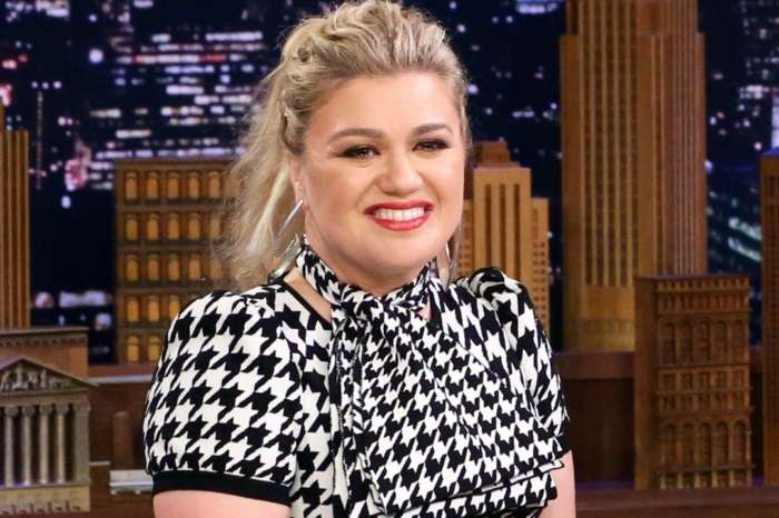 Kelly Clarkson Gets Candid About Thinking 'Hope Was Lost' Amid This 'Challenging' Year