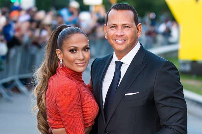 Jennifer Lopez And Fiance Alex Rodriguez Pose For Adorable Pics With Their Kids For Labor Day Celebration!