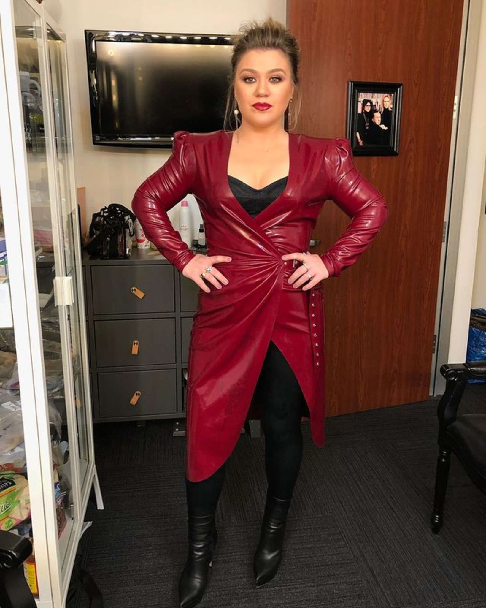 Kelly Clarkson Continues To Show Off Her Weight Loss | Celebrity Insider