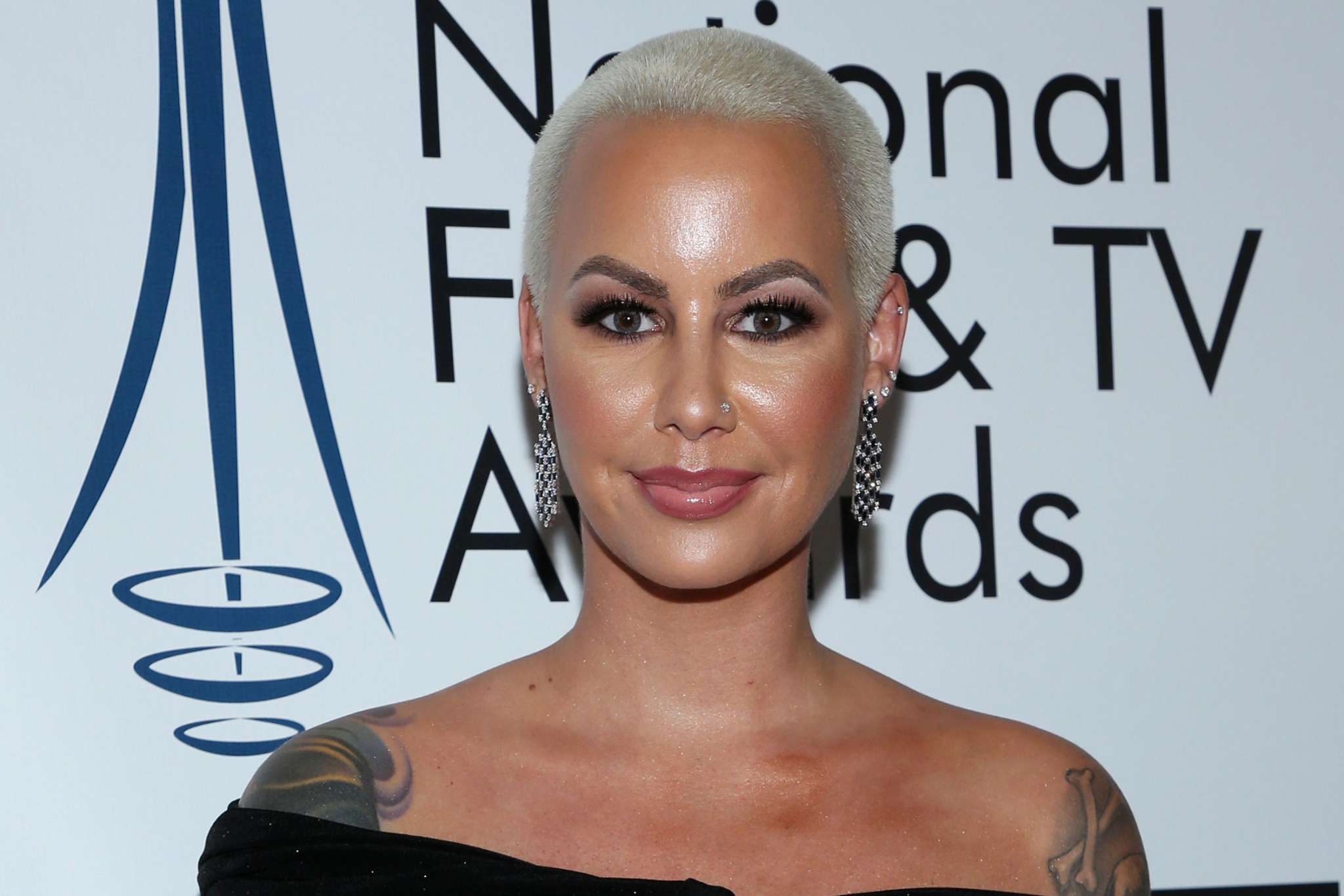 ”amber-rose-drops-a-message-for-t-i-says-she-stands-with-the-lgbtq-community”