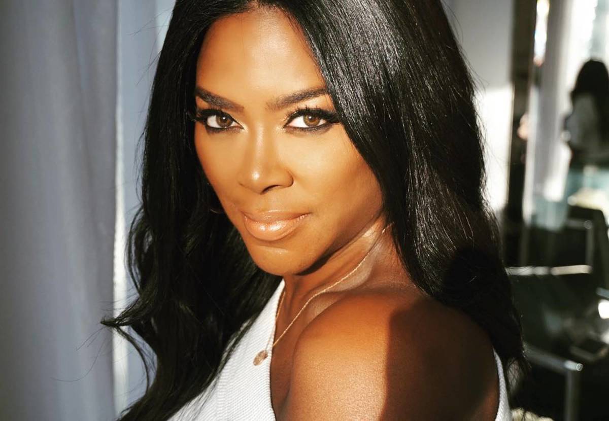 kenya-moore-teaches-fans-how-to-stretch-preventing-injury