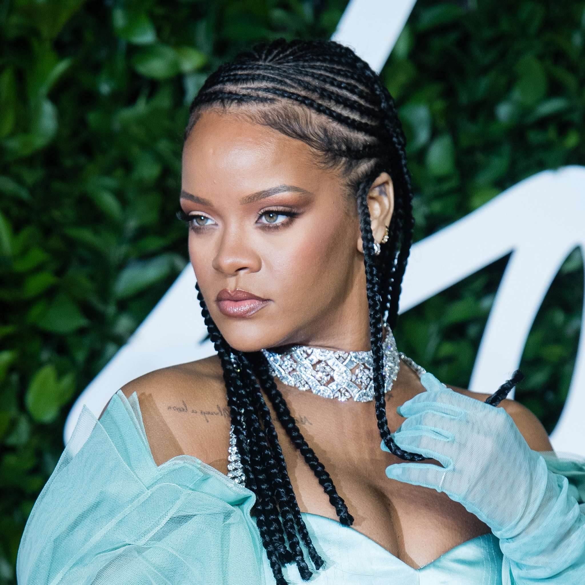 rihanna-has-fans-excited-with-details-about-her-new-music