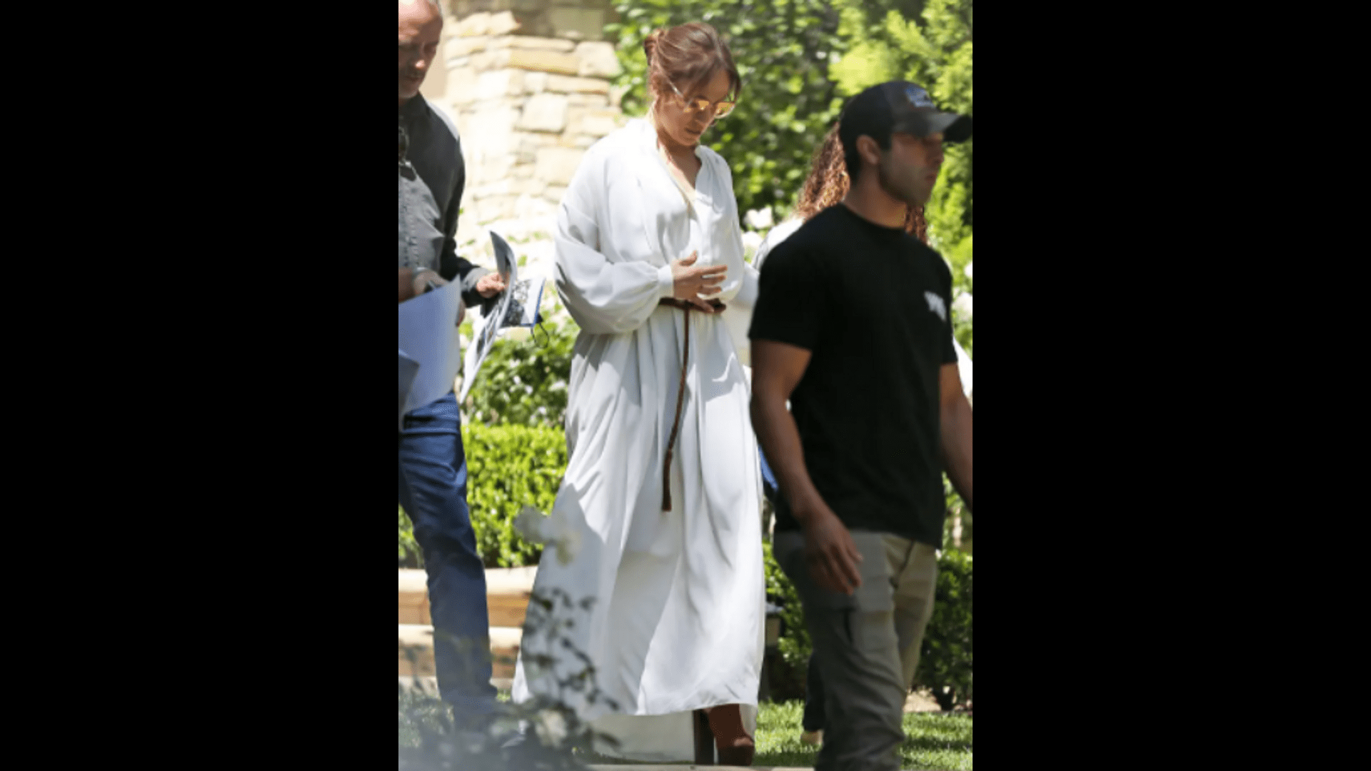 jennifer-lopez-showed-off-the-perfect-white-dress-for-warm-days