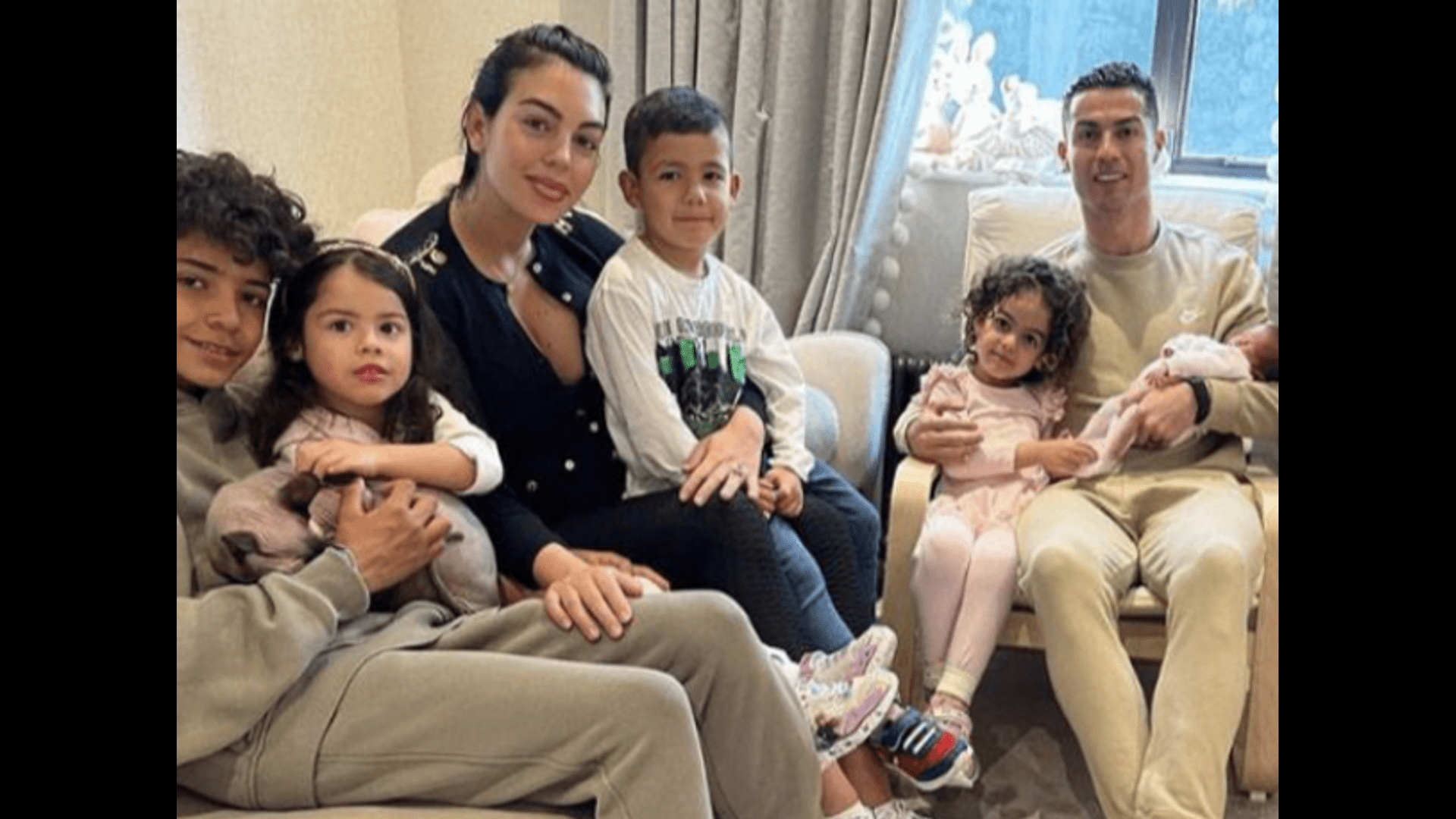 cristiano-ronaldo-shares-their-first-family-photo-with-newborn-daughter