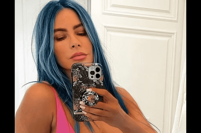Sofía Vergara is inspired by Karol G and wears her blue hair in a cute pink swimsuit