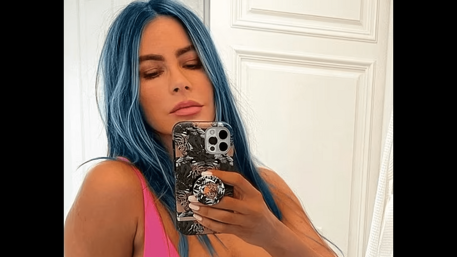 Sofía Vergara is inspired by Karol G and wears her blue hair in a cute pink swimsuit