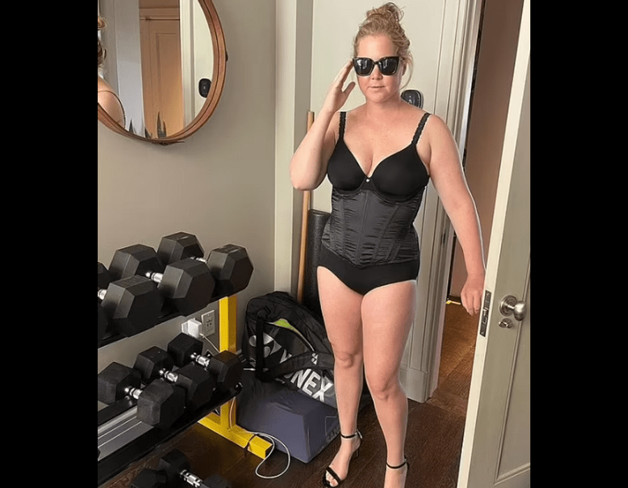 amy-schumer-admitted-that-she-had-liposuction-and-showed-what-she-looks-like-in-underwear