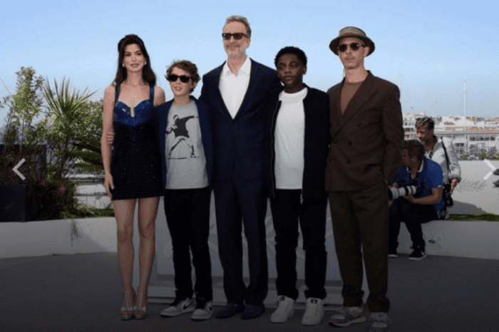 Anne Hathaway showed infinitely long legs at a photocall in Cannes