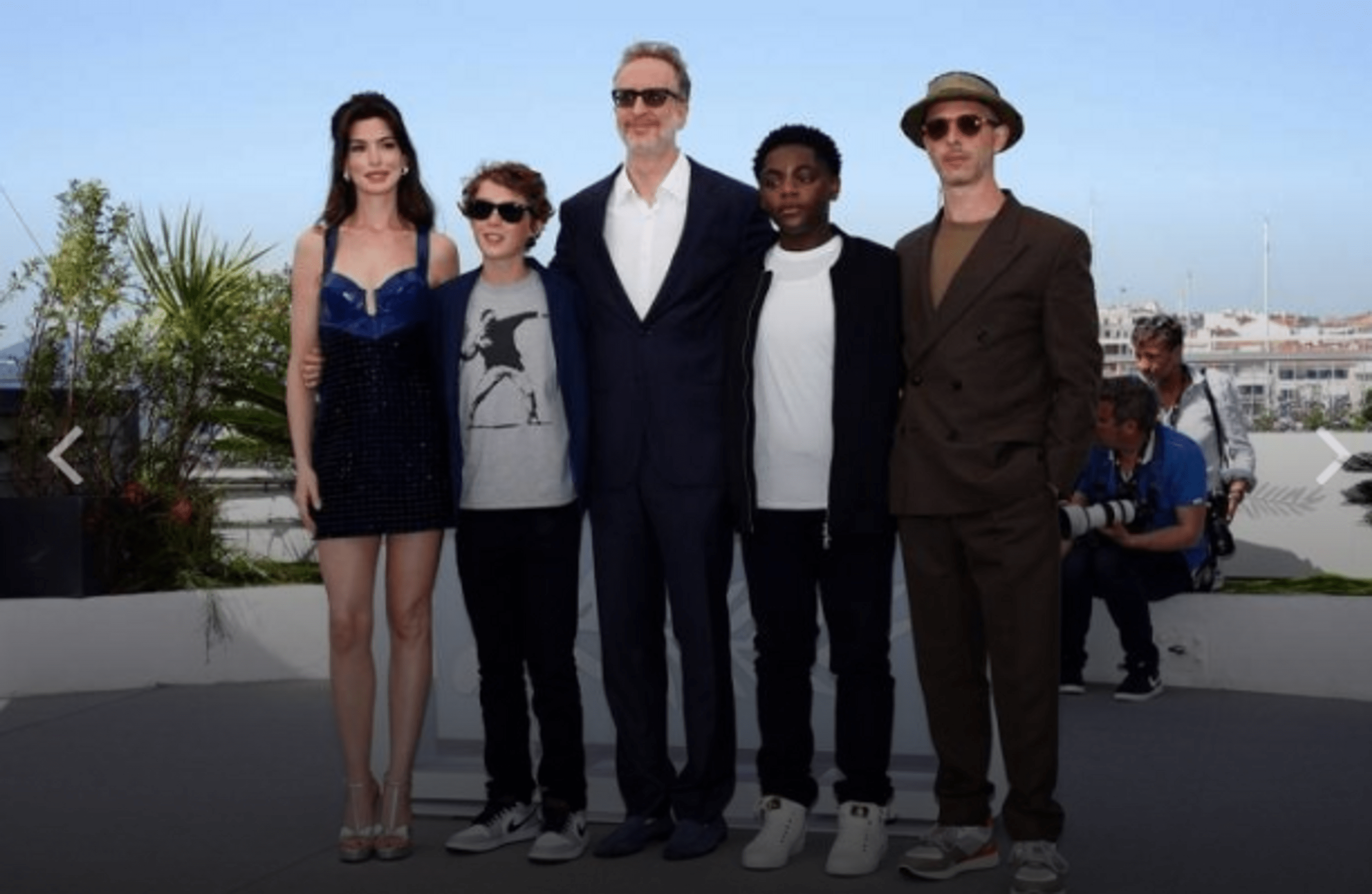 Anne Hathaway showed infinitely long legs at a photocall in Cannes