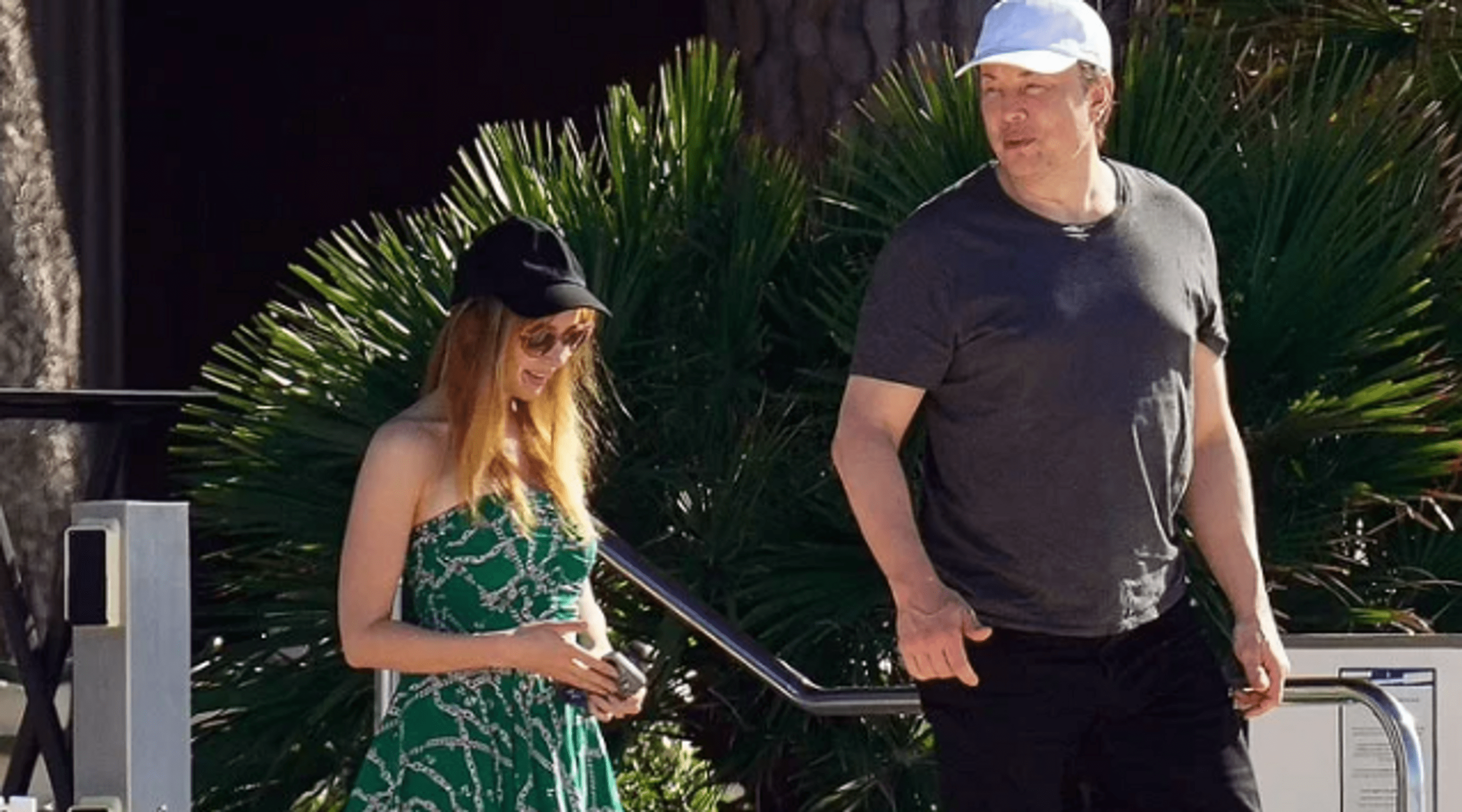Billionaire Elon Musk enjoys the sun and the sea in the company of a new lover