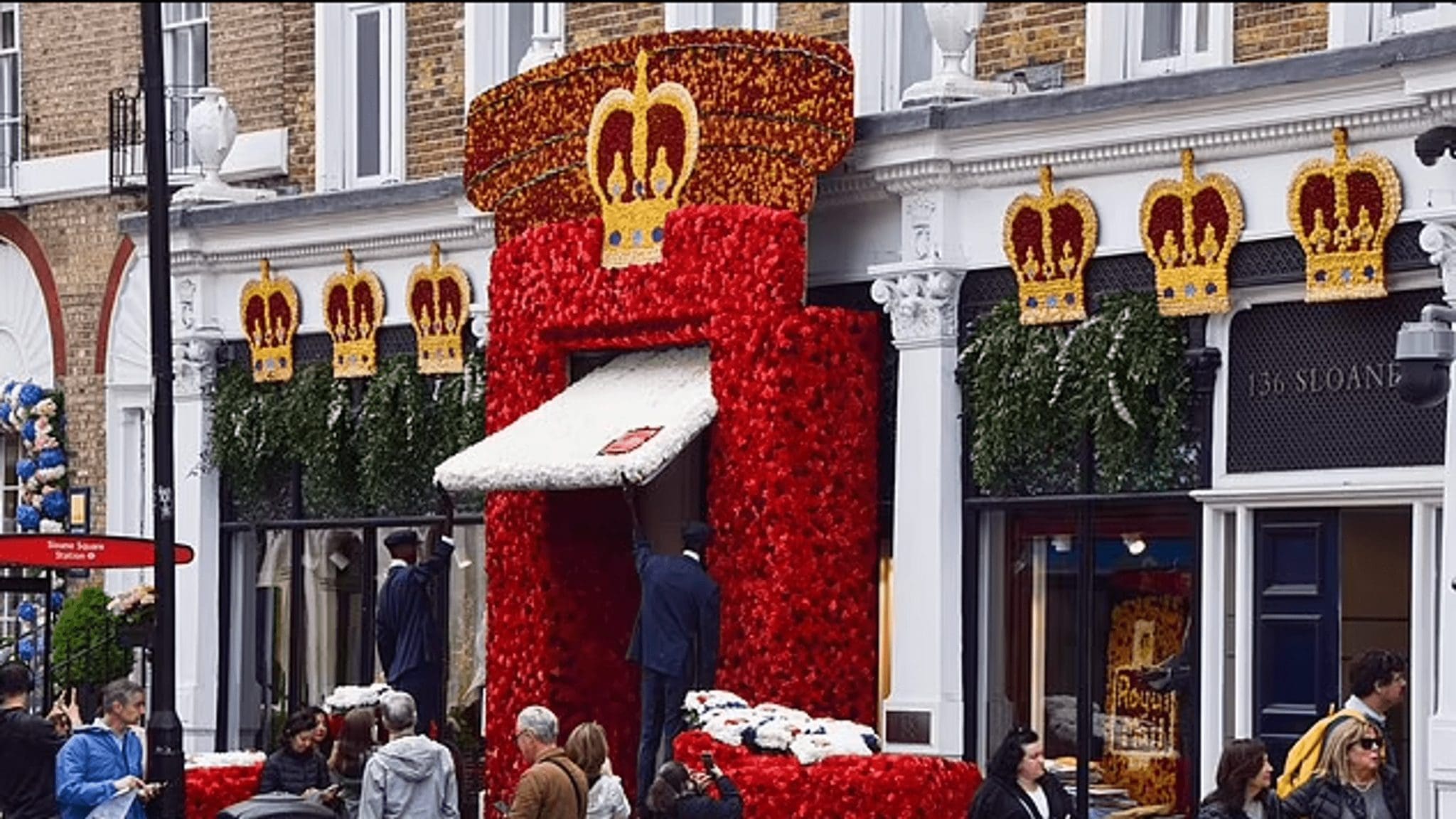 Queen Elizabeth II's flower arrangement vandalized in Chelsea