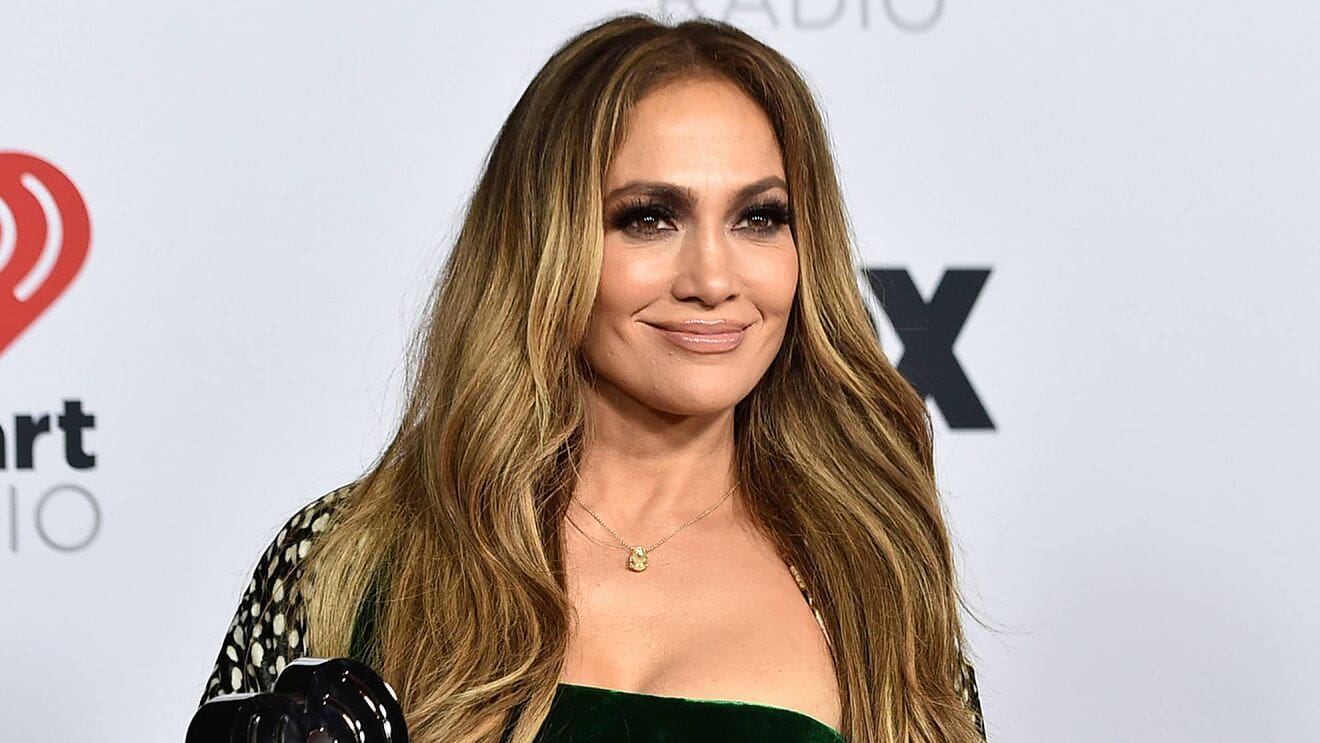 Jennifer Lopez, in a playful mini, went on a date with Ben Affleck and mother