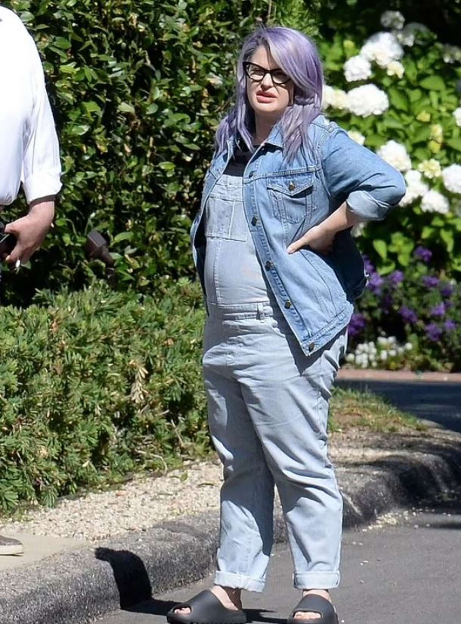 The first photos ofpregnant Kelly Osbourne appeared on the network