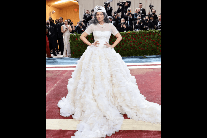Kylie Jenner, who appeared at the Met Gala as a bride, was criticized for an unsuccessful outfit.