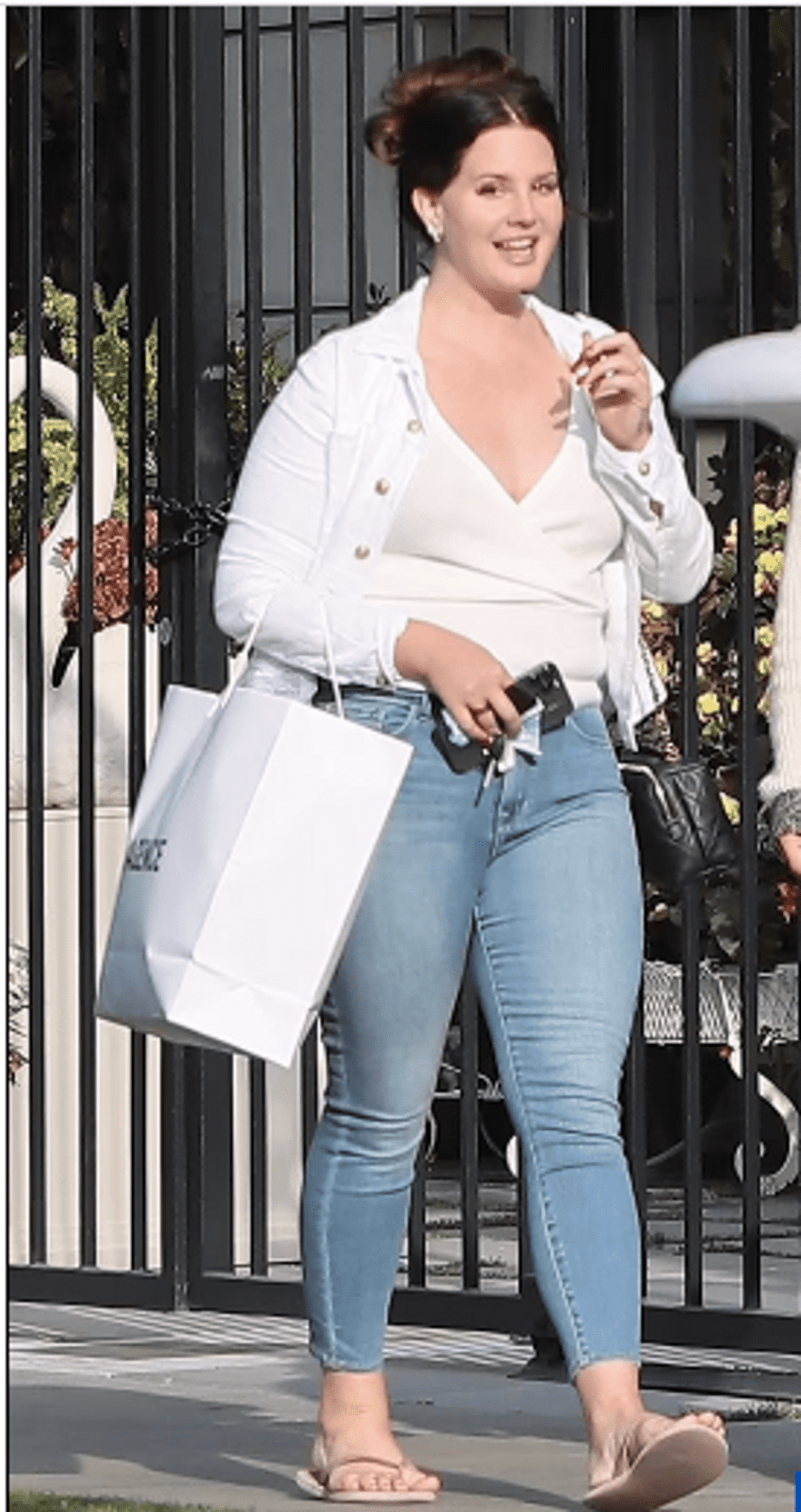 Strongly recovered Lana Del Rey walks around Hollywood in tight jeans