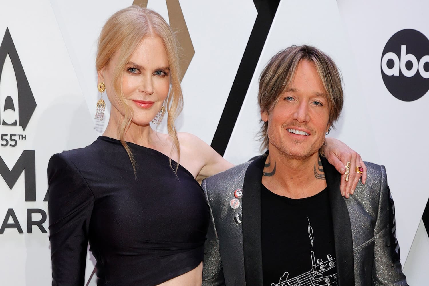 nicole-kidman-shows-pda-with-hubby-keith-urban-mid-concert-and-fans-love-it