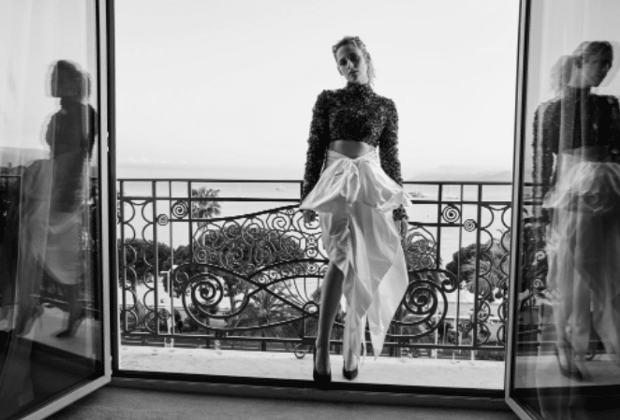 Kristen Stewart, in a spectacular image from Chanel, presented a horror film at Cannes