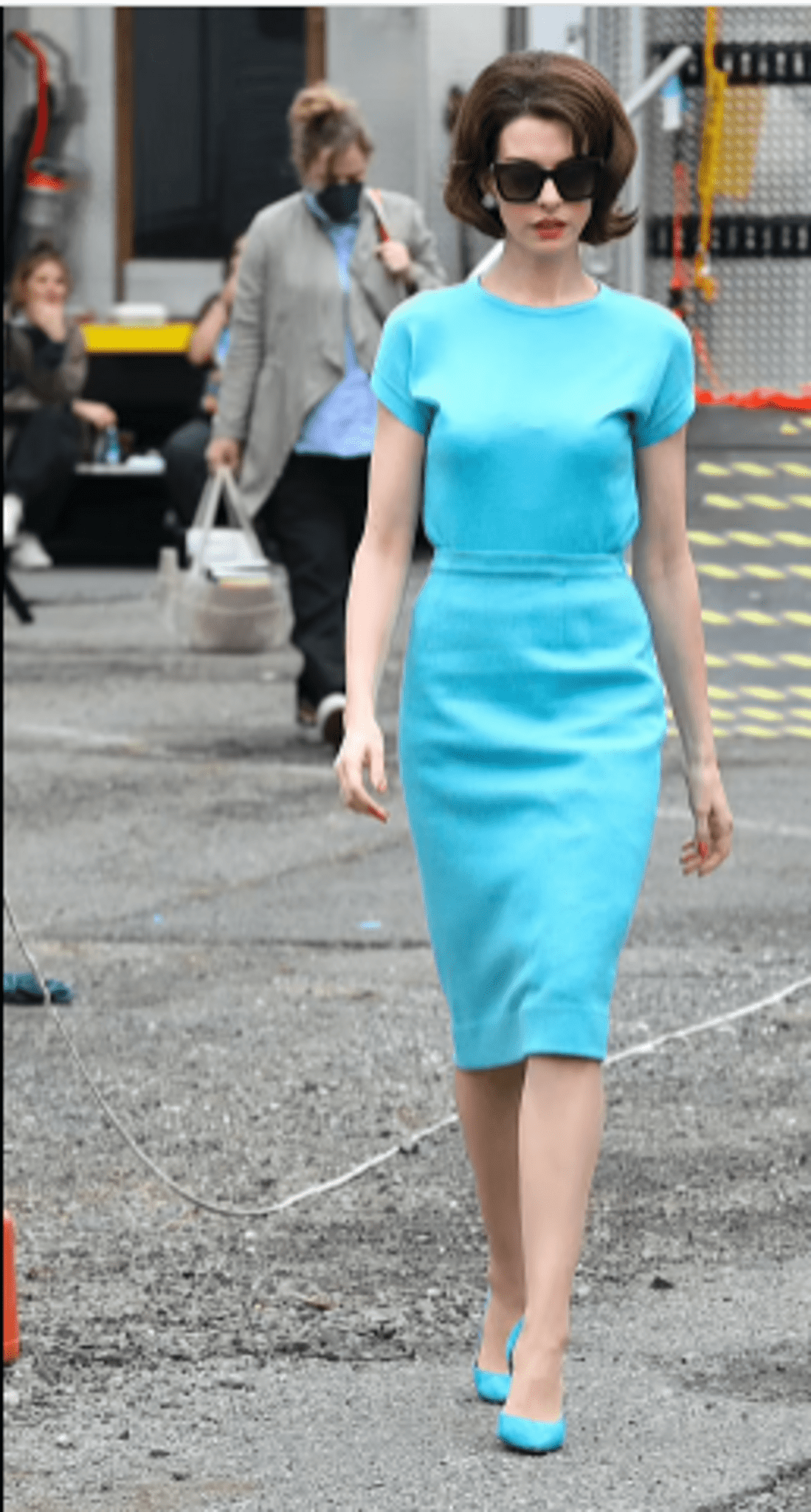 the-incomparable-anne-hathaway-changed-three-outfits-in-one-day-on-the-set-of-a-new-film