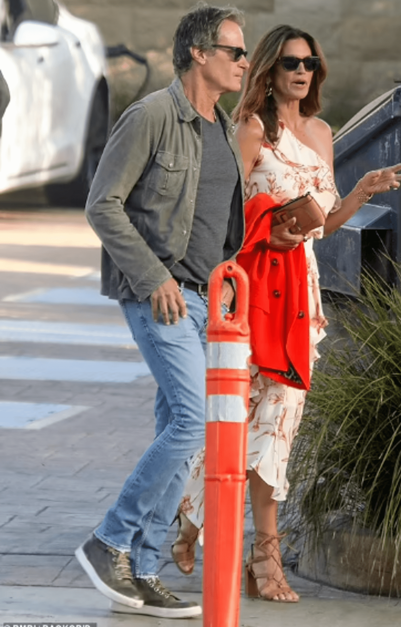 56-year-old-cindy-crawford-went-on-a-date-with-her-husband-in-an-elegant-outfit-that-will-repeat-any-way