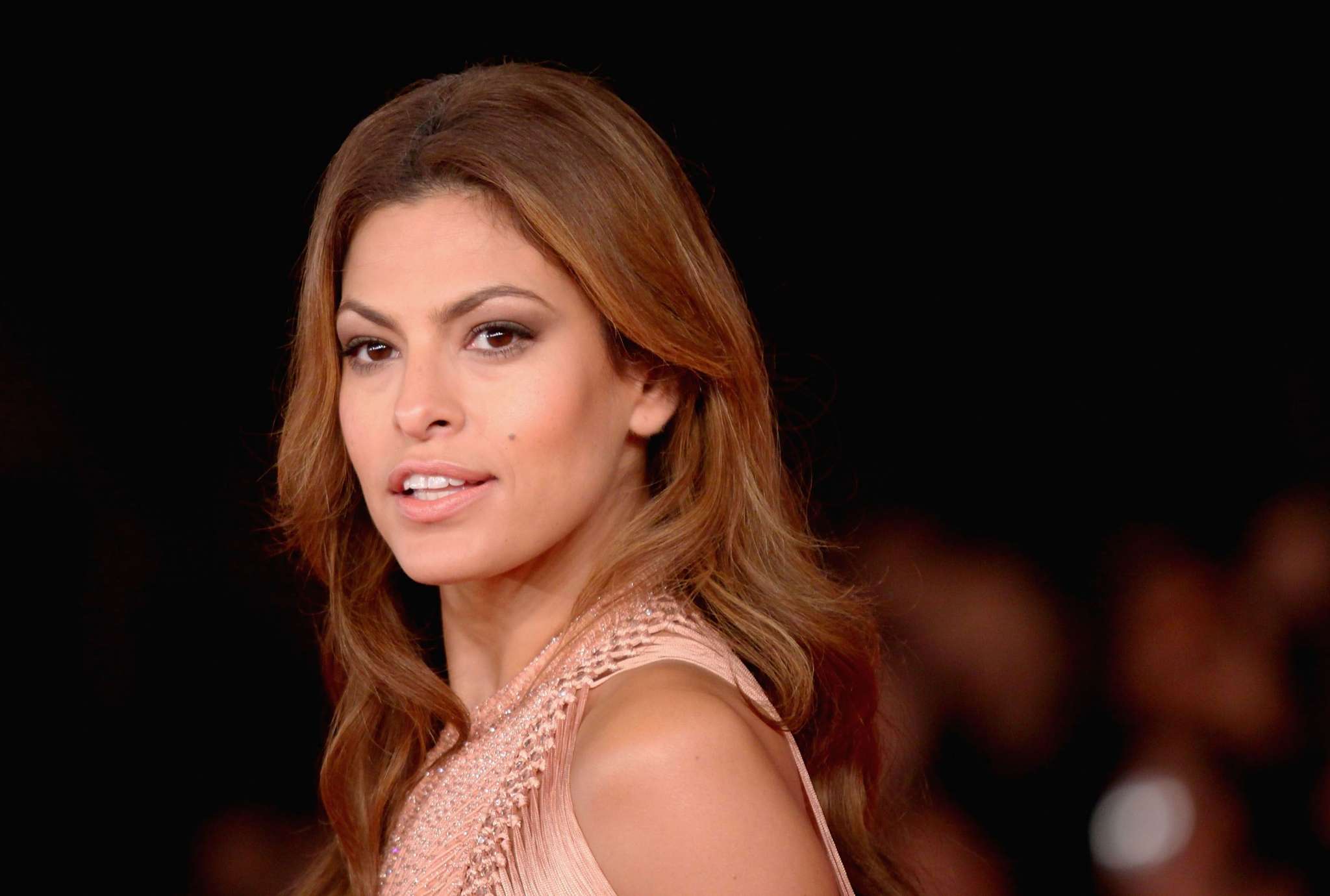 ”eva-mendes-stuns-in-vacation-pictures-from-greece”