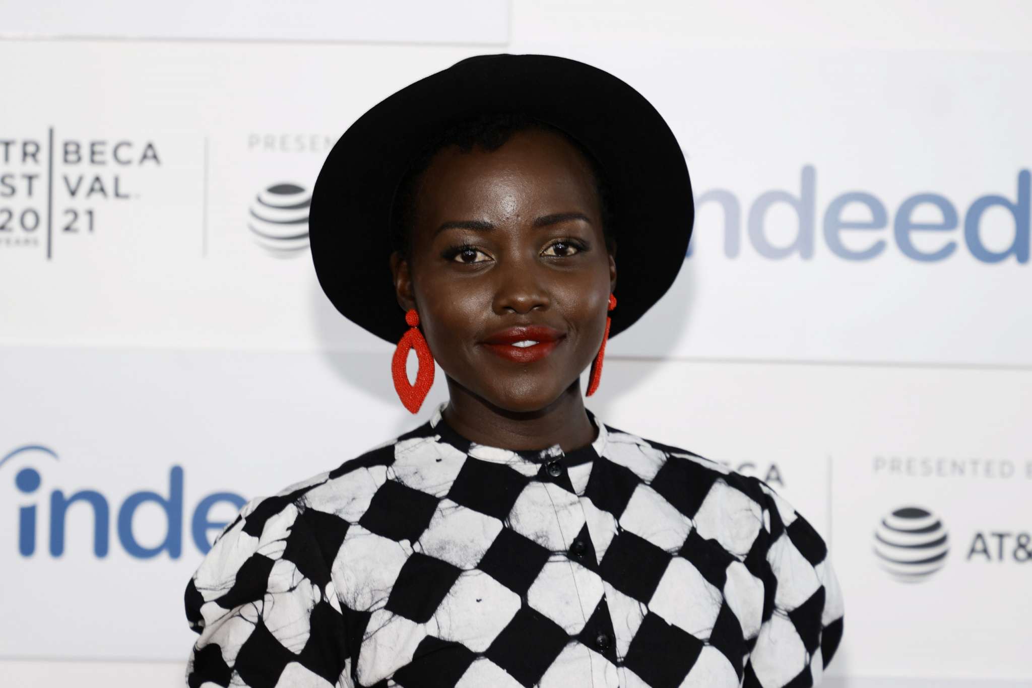 ”lupita-nyongo-dances-in-cute-video-on-instagram-shows-off-incredible-beach-body”