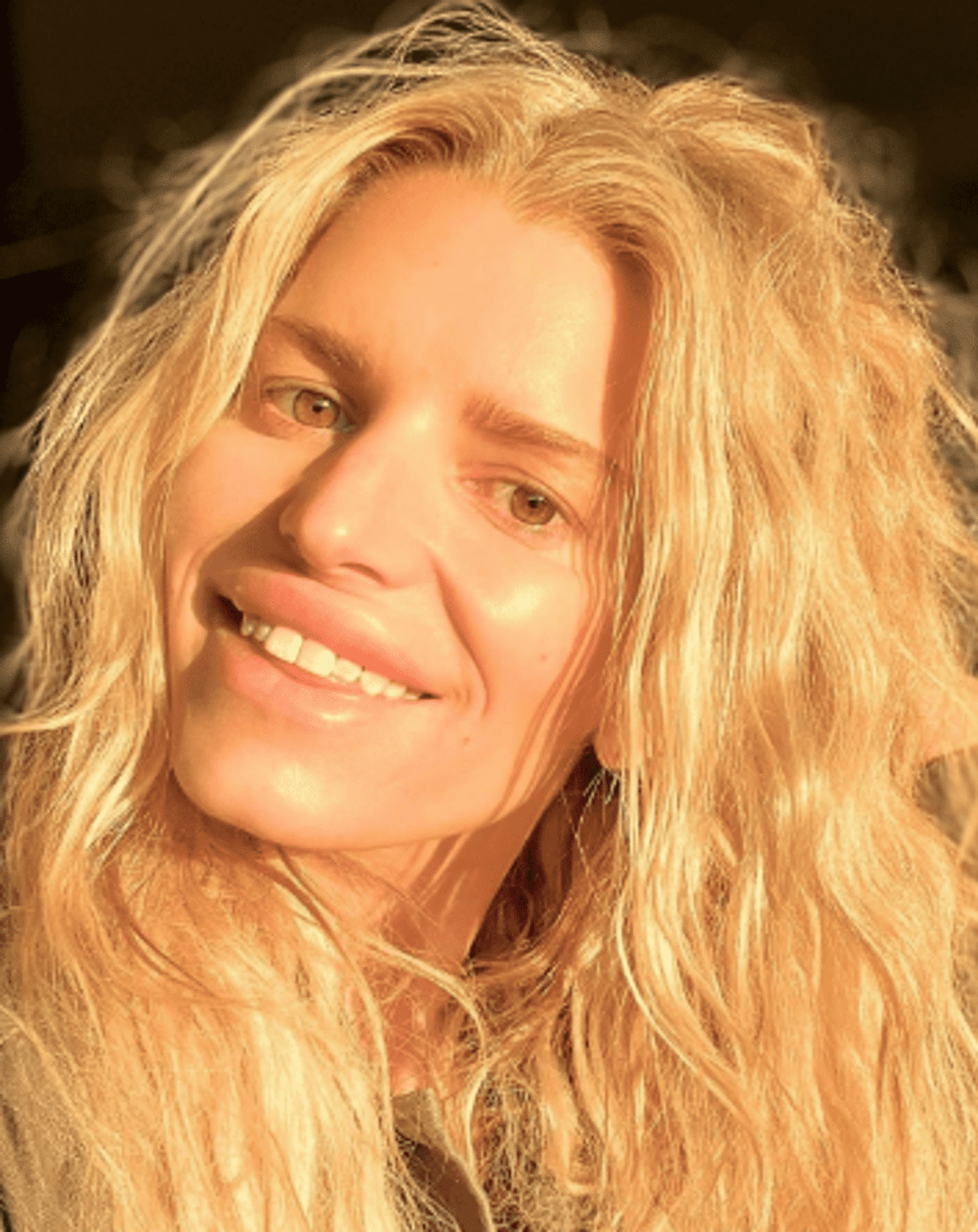 Jessica Simpson shared with fans a selfie without makeup