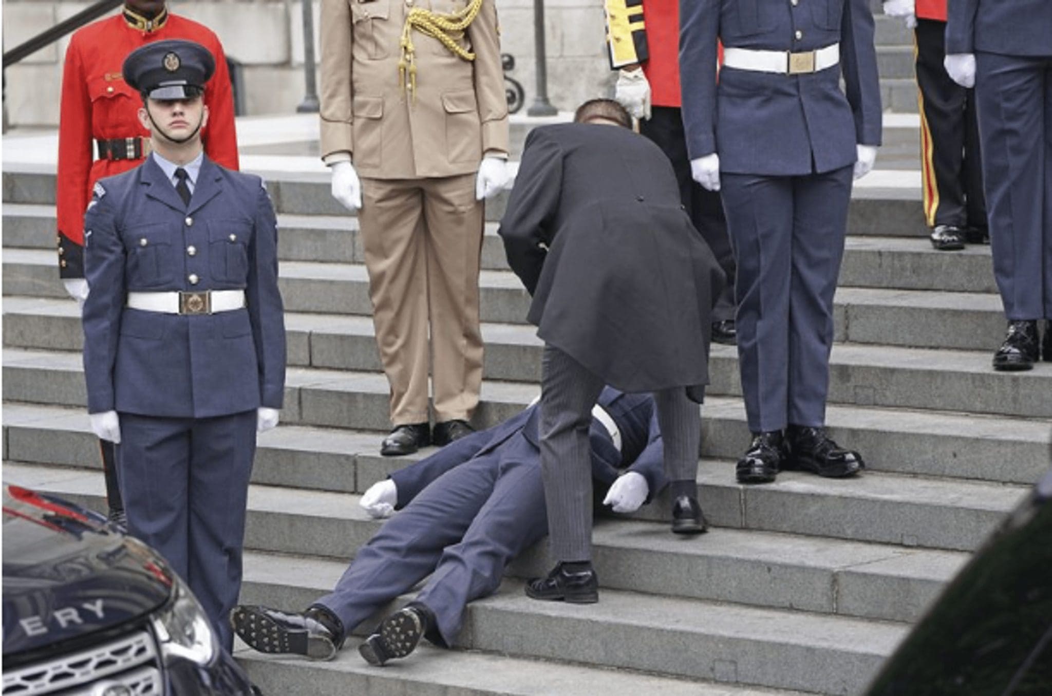 Several soldiers fainted during a service in honor of the anniversary of the reign of Elizabeth II