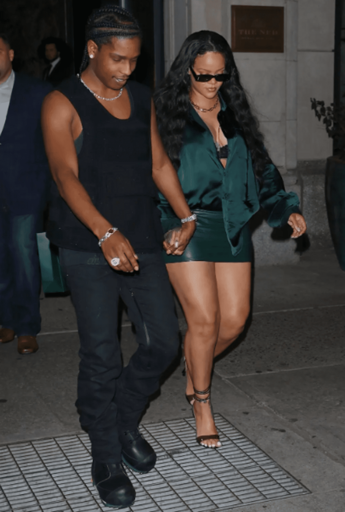 Рианна откровенно одевается для свидания с A$AP Rocky в кожаную мини-юбку