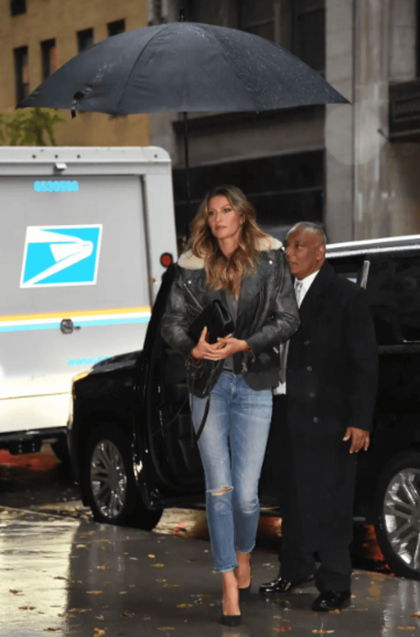 After meeting with numerous divorce lawyers in Miami, Gisele Bünchen was spotted exiting one of the offices.